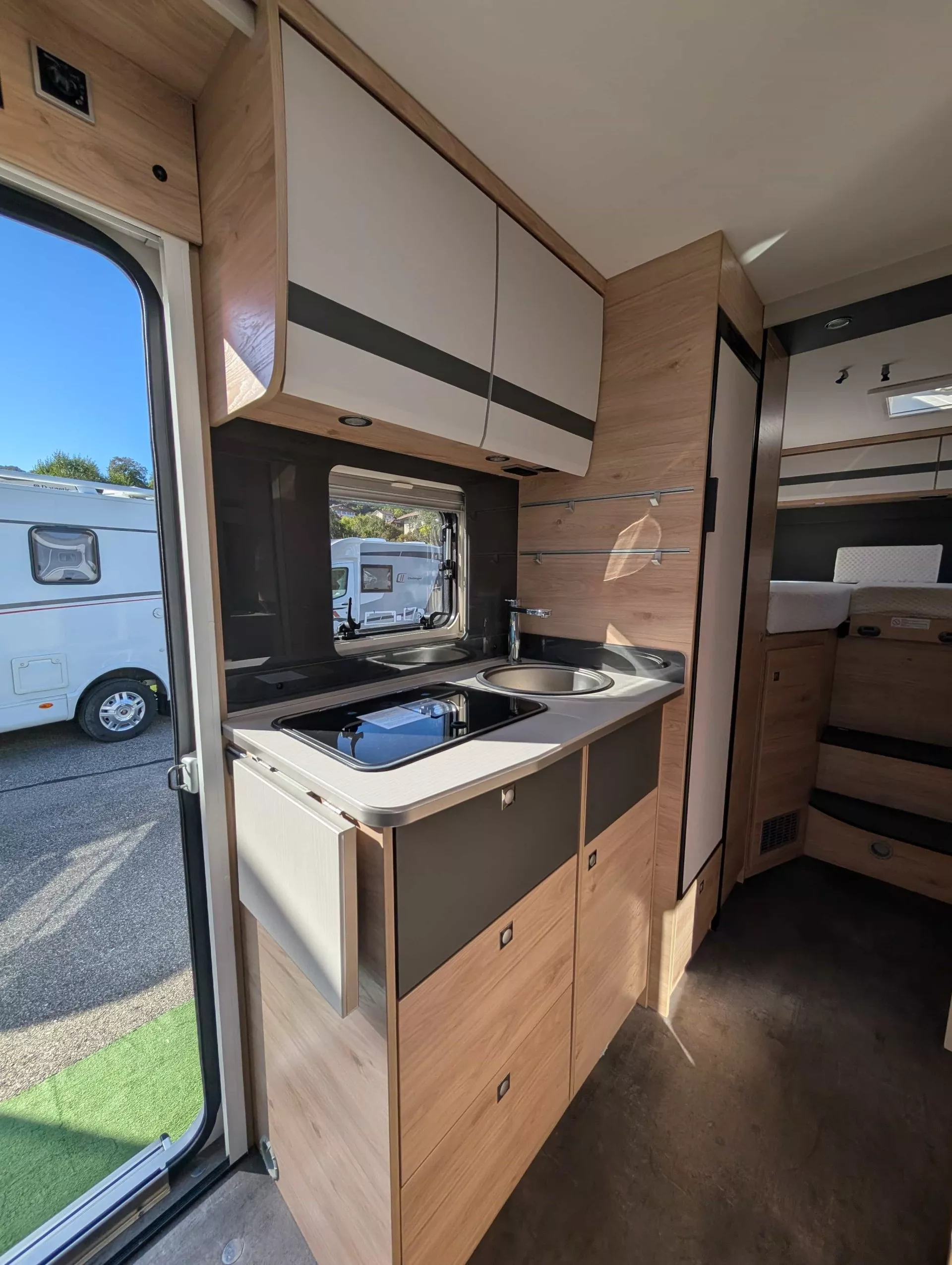 Dethleffs globebus i6 gt white 5