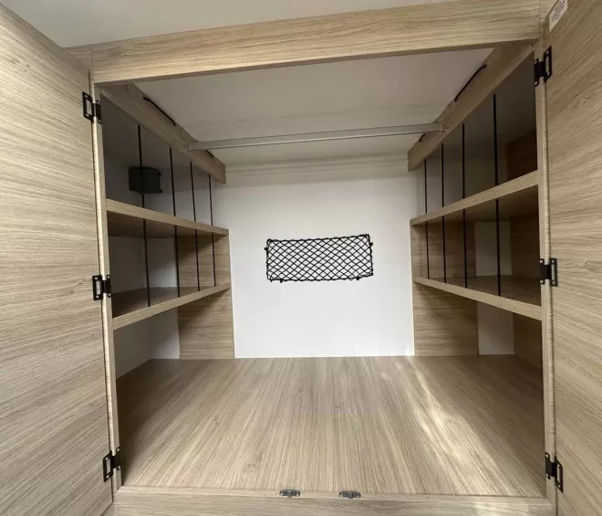 Espace de rangement en bois avec étagères et filet de sécurité