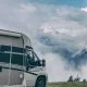 Camping-car stationné devant un paysage montagneux nuageux
