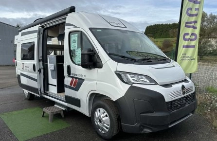Camping-car blanc Challenger stationné devant un bâtiment Isacar