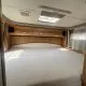 Intérieur d'une caravane avec lit double et placards en bois