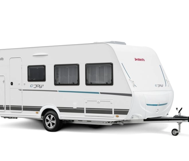 Caravane blanche Dethleffs c'joy avec trois fenêtres latérales