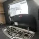 Plaque de cuisson à gaz intégrée dans une cuisine de camping-car moderne.