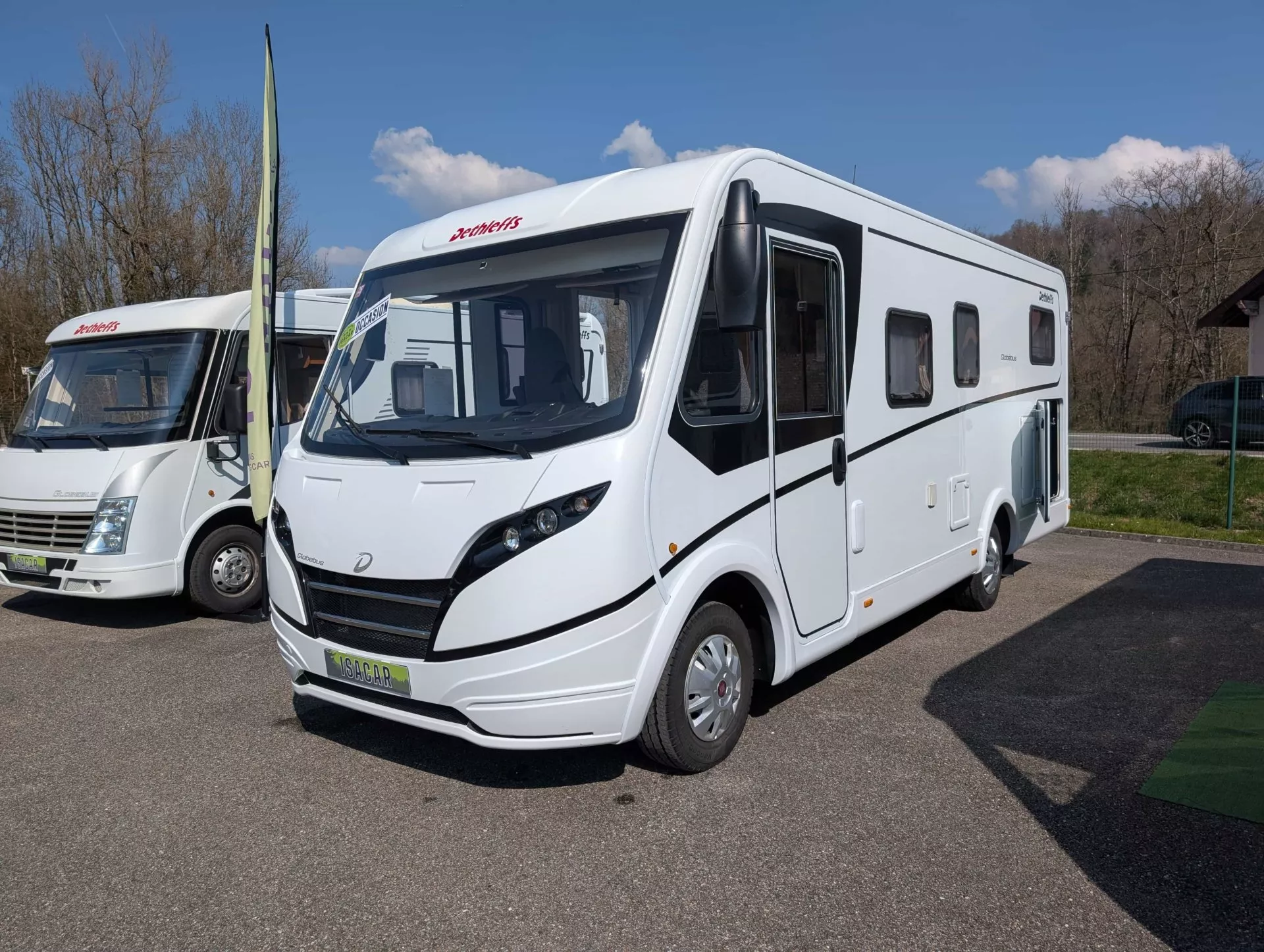Camping-cars stationnés sur un parking par une journée ensoleillée