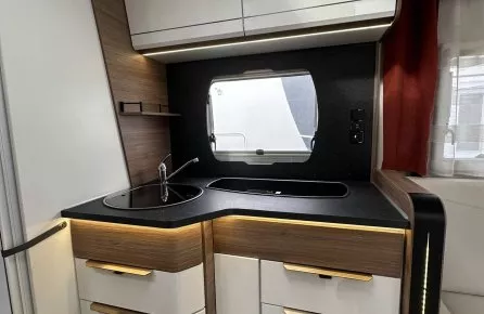 Cuisine moderne de caravane avec placards blancs et éclairage LED