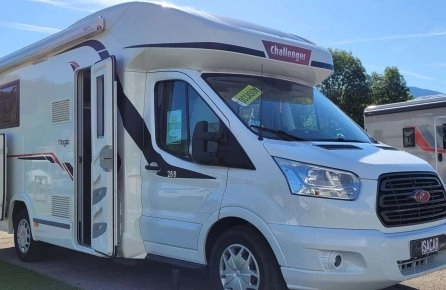 Camping-car Challenger blanc stationné en extérieur
