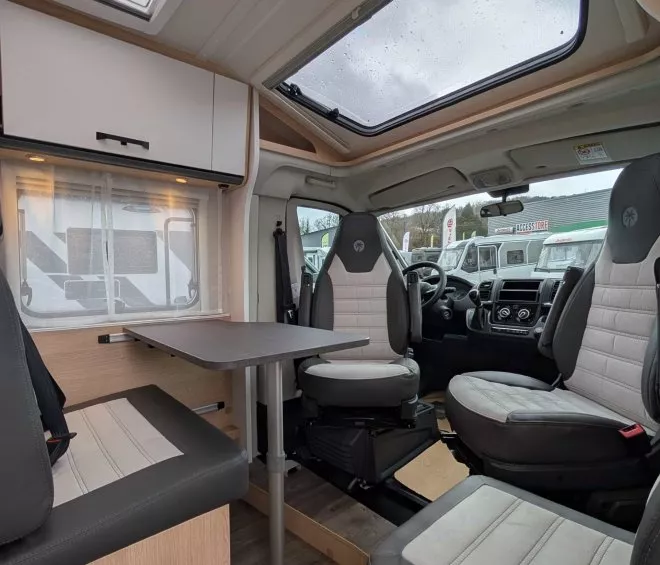 Intérieur d'un camping-car moderne avec sièges et table pliante
