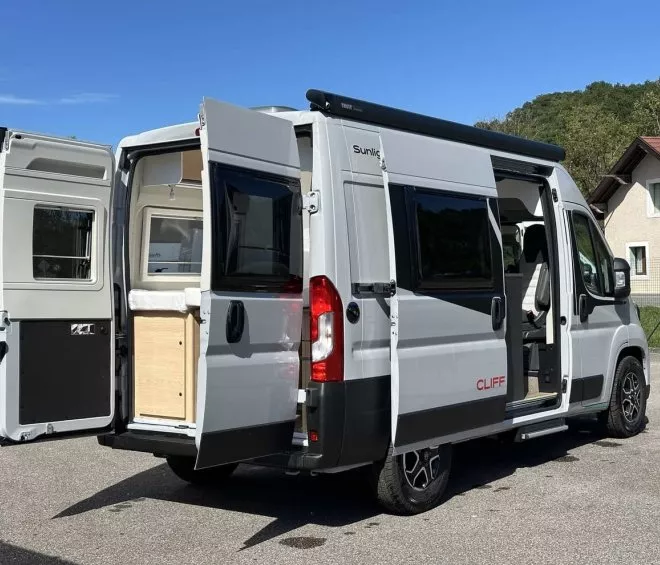 Fourgon aménagé Sunlight Cliff avec portes ouvertes sur parking