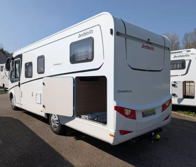 Camping-car Dethleffs Globebus stationné sur un parking ensoleillé