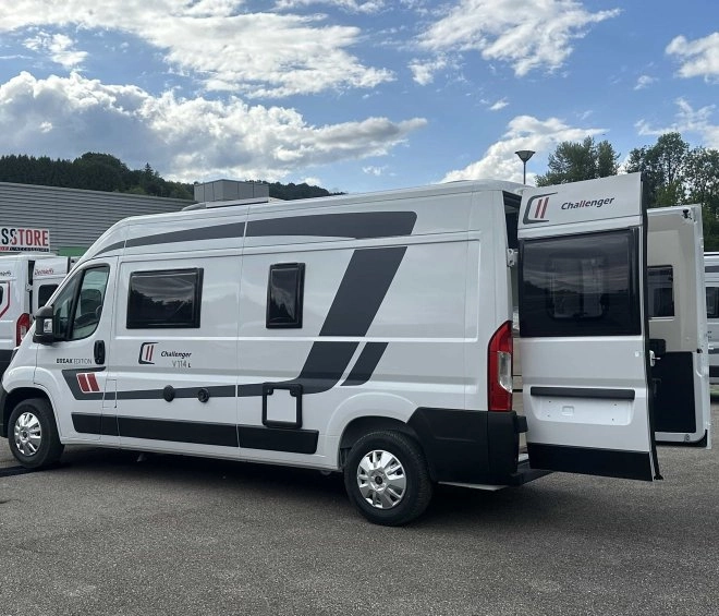 Camping-car Challenger V114L stationné devant un magasin Access Store
