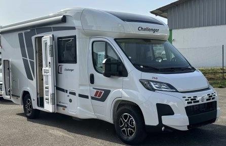 Camping-car Challenger blanc stationné sur un parking
