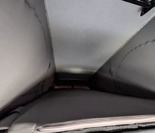 Compartiment de rangement vide dans un véhicule de transport