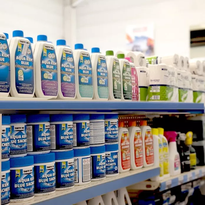 Rayon de produits d'entretien Thetford dans un magasin