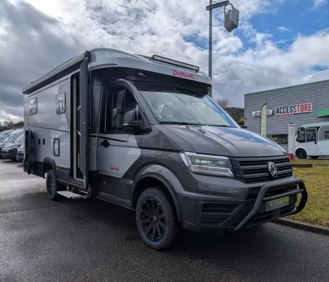 Camping-car Dethleffs 4x4 sur un parking devant un magasin Accesstore