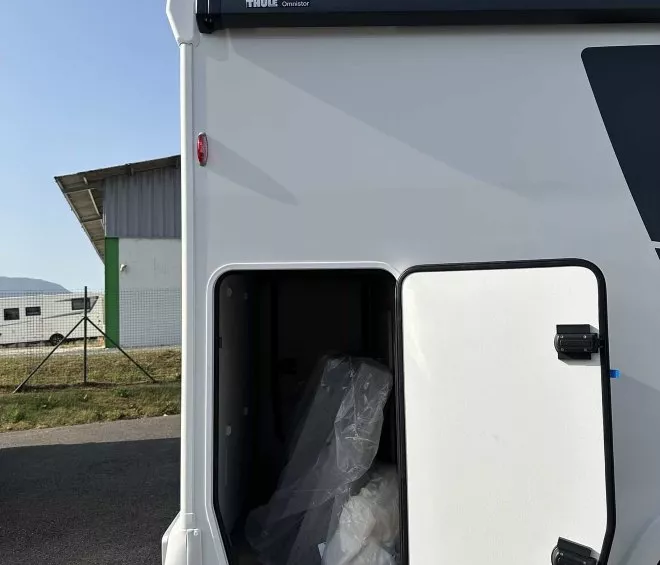 Compartiment de rangement ouvert d'un camping-car avec auvent Thule Omnistor.