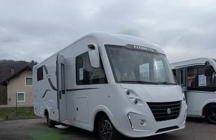 Camping-car Fleurette blanc stationné sur un parking