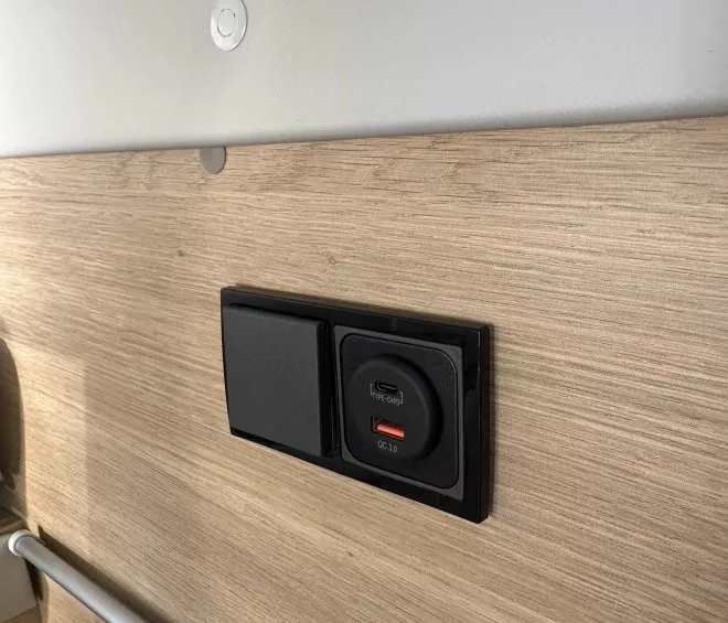 Prise USB-C et interrupteur sur panneau en bois clair