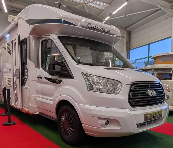 Camping-car Chausson exposé dans un showroom avec tapis rouge