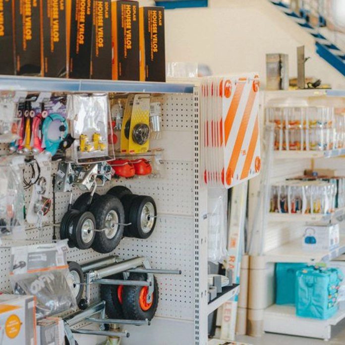 Rayon de magasin avec pièces détachées et accessoires de bricolage