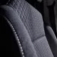 Détail d'un siège de voiture avec motif en losanges et couture contrastée