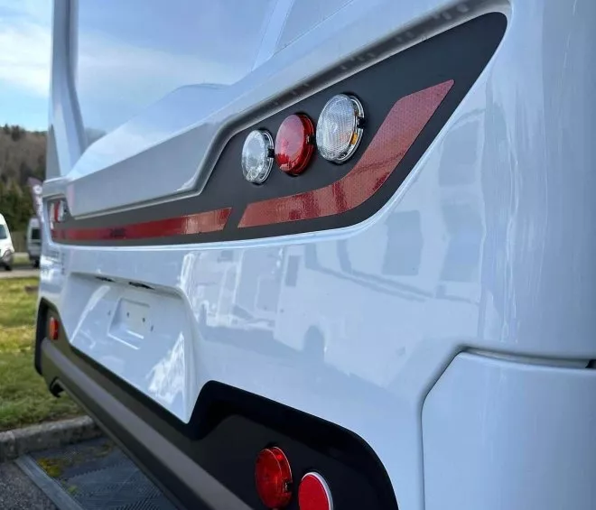 Feux arrière d'un camping-car moderne sur un parking.