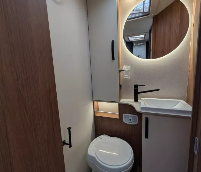 Salle de bain compacte dans un camping-car moderne avec toilettes et lavabo