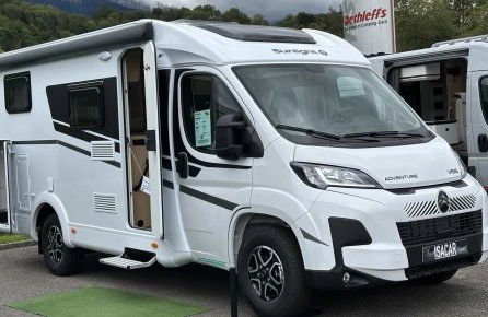 Camping-car Sunlight V66 blanc stationné devant un paysage montagneux