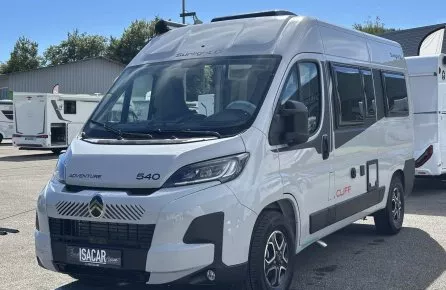 Camping-car Sunlight Cliff 540 stationné sur un parking