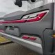 Arrière d'un camping-car Globebus sur un parking, avec feux arrière visibles.