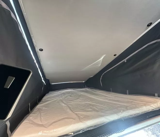 Intérieur d'une tente de toit avec matelas emballé, vue latérale