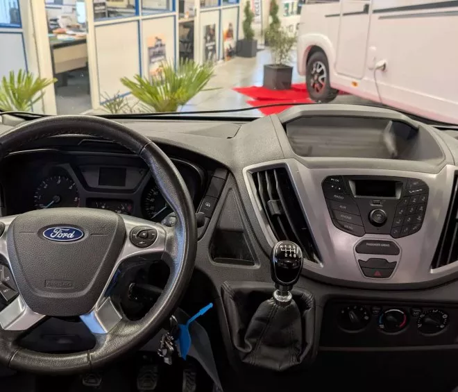 Intérieur d'un véhicule Ford avec volant et tableau de bord visibles
