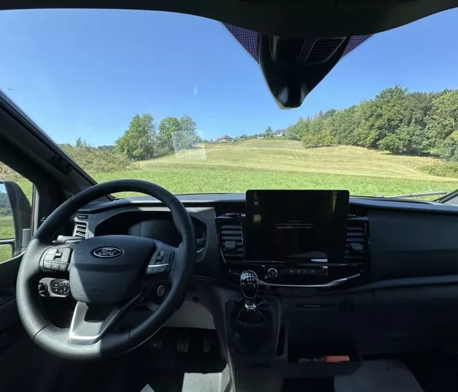 Intérieur d'un véhicule Ford avec vue sur un paysage champêtre