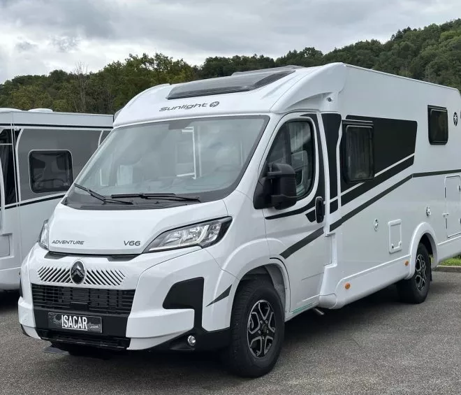 Camping-car Sunlight V66 blanc stationné sur un parking