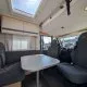 Intérieur d'un camping-car moderne avec table et sièges rembourrés