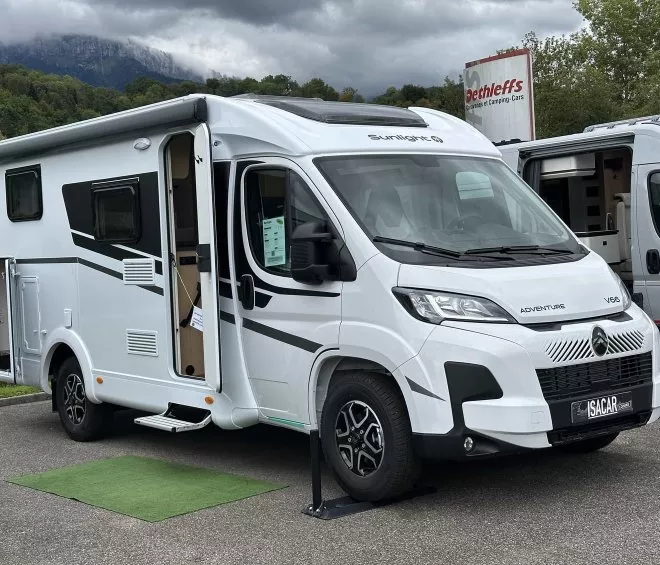 Camping-car Sunlight V66 blanc stationné devant un paysage montagneux