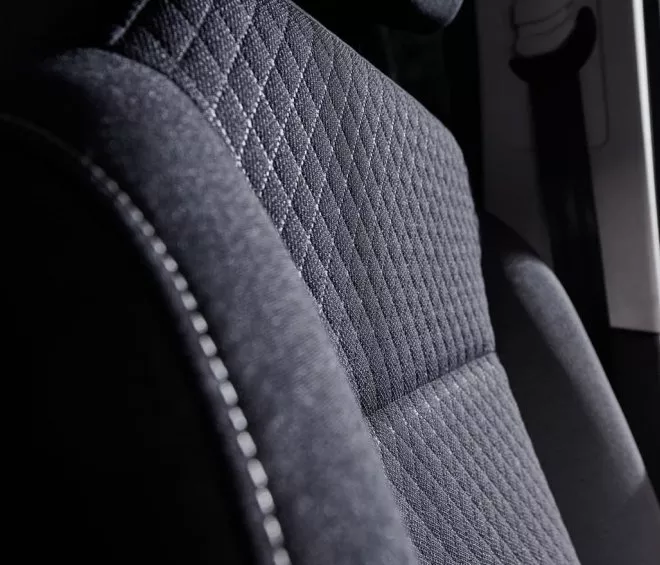 Détail d'un siège de voiture avec motif en losanges et couture contrastée