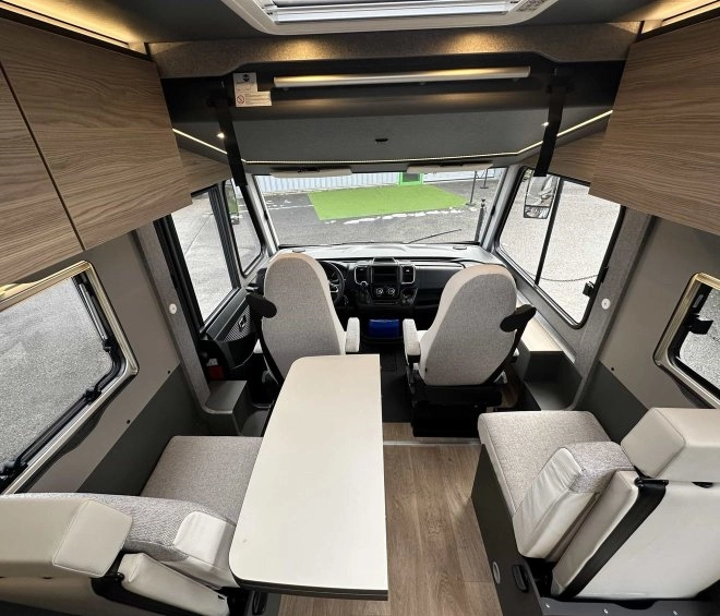 Intérieur d'un camping-car moderne avec sièges et table