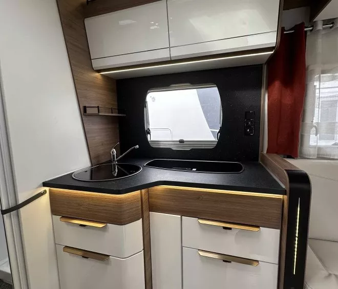 Cuisine moderne de caravane avec placards blancs et éclairage LED