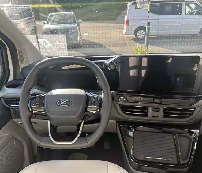 Intérieur d'un véhicule Ford avec volant et tableau de bord moderne