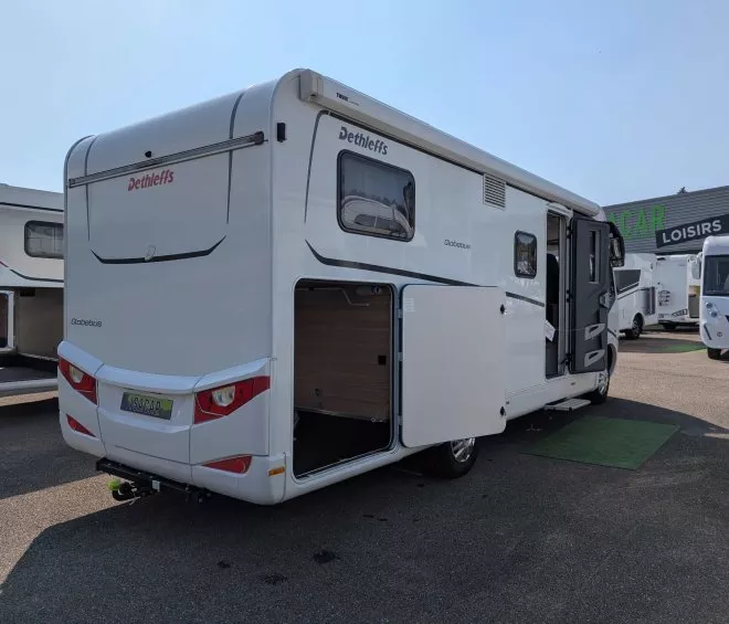 Camping-car Dethleffs Globebus sur un parking de concessionnaire