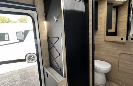 Intérieur d'un camping-car avec réfrigérateur et toilettes modernes