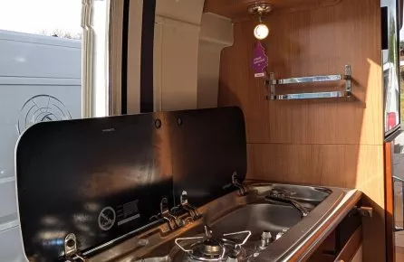 Cuisine compacte avec plaques de cuisson dans un camping-car moderne