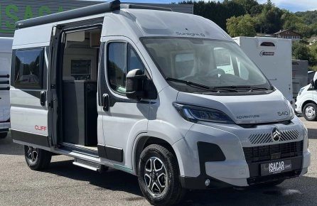 Fourgon aménagé Sunlight Cliff 540 stationné sur un parking