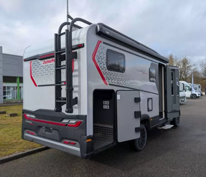 Camping-car Dethleffs Globebus sur un parking, vue arrière latérale.