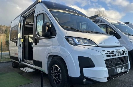 Camping-car Sunlight CLIFF 600 blanc stationné sur un parking