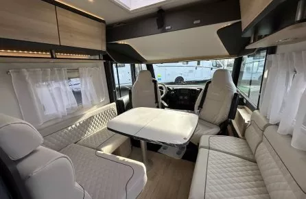 Intérieur d'un camping-car moderne avec sièges en cuir et table pliante