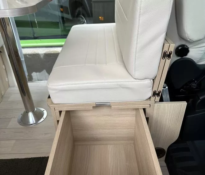 Banquette de camping-car avec tiroir de rangement ouvert