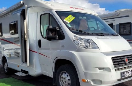 Camping-car blanc Dethleffs en vente sur un parking extérieur.