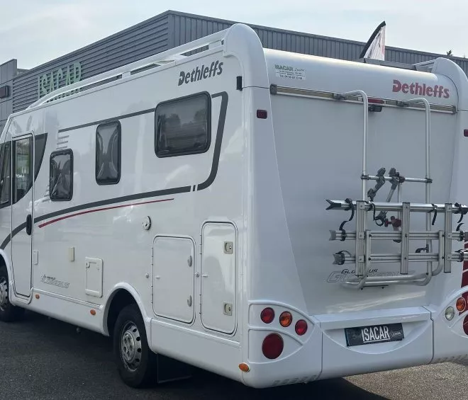 Camping-car Dethleffs stationné devant un bâtiment industriel