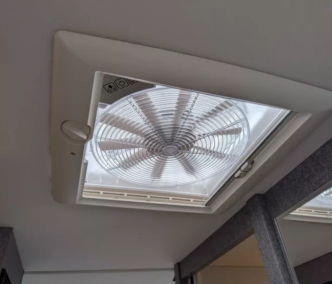 Ventilateur de plafond intégré dans un camping-car moderne
